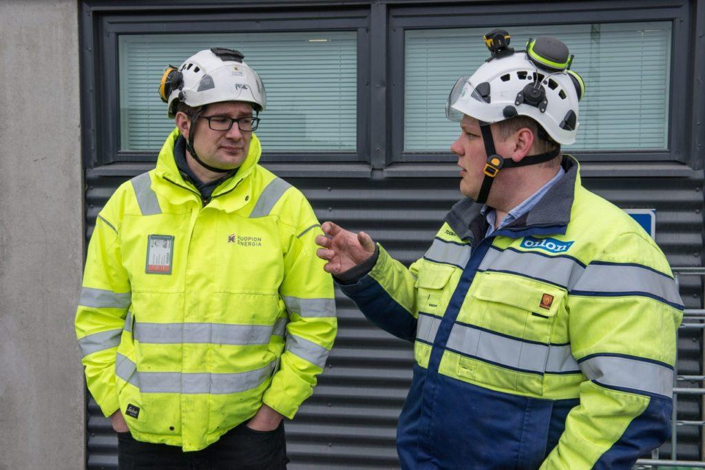 Kuopion Energian projektipäällikkö Petri Turtiainen (vas) ja Oilonin huoltopäällikkö Tuomas Toivonen toteavat, että kontin nosto tapahtui onnistuneesti ja suunnitelmien mukaisesti.